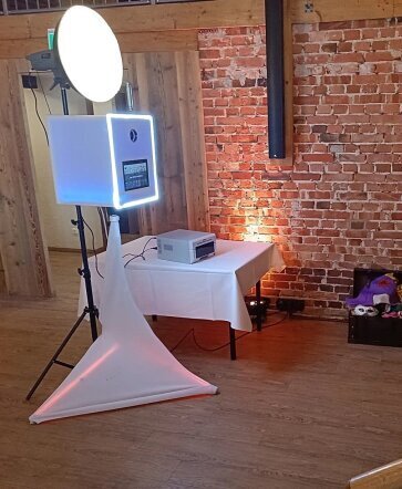 Unsere mobile Fotobox für Hochzeiten Unsere mobile Fotobox für Hochzeiten – Individuelle Hintergründe & unvergessliche Erinnerungen für Gäste