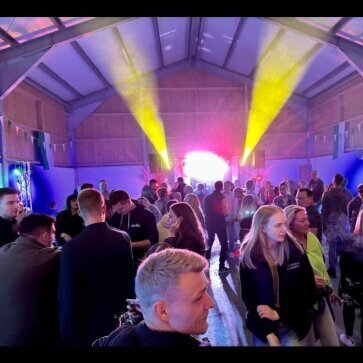 Erfahrener DJ für Geburtstage auf großer Bühne – Perfekte Musik für Ihre Geburtstagsfeier DJ für Geburtstage legt auf einer großen Bühne bei einer Geburtstagsfeier mit 300 Personen auf