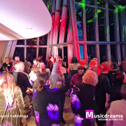 Ausgelassene Stimmung und volle Tanzfläche – Musicdreams und DJ Stefan Masur sorgen für Partylaune auf Hochzeiten in Bünde.<br />