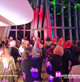 Ausgelassene Stimmung und volle Tanzfläche – Musicdreams und DJ Stefan Masur sorgen für Partylaune auf Hochzeiten in Bünde.<br />