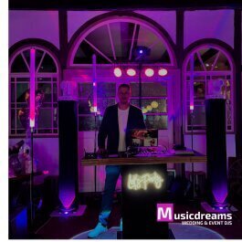 DJ Stefan Masur von Musicdreams am Pult mit professioneller Technik für Ihre Hochzeitsfeier.