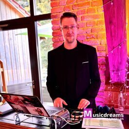 DJ Stefan Masur hinter dem DJ-Pult