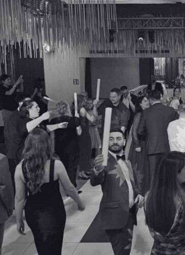 DJ_fu_r_Hochzeiten_Firmenfeiern Erfahrener Event-DJ für Hochzeiten und Firmenfeiern – Perfekte Stimmung garantiert