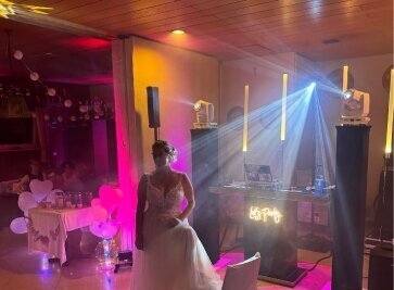 dj_herford_muscidreams_dj_lightshow Brautpaar und Gäste auf der Tanzfläche – Musicdreams Hochzeits-DJ Herford mit moderner Lichtshow