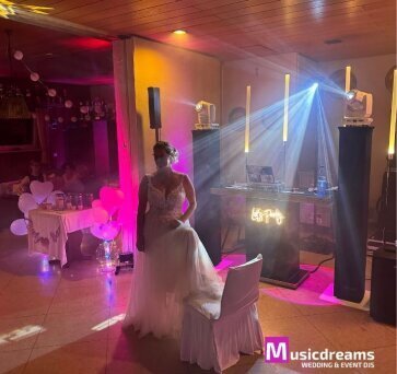 dj_herford_muscidreams_dj_lightshow Brautpaar und Gäste auf der Tanzfläche – Musicdreams Hochzeits-DJ Herford mit moderner Lichtshow