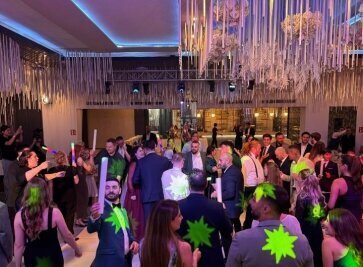dj_herford_dancefloor_dj_stefan_masur (beschnitten) „Musicdreams DJ-Anlage mit LED-Sticks und Ambient-Licht – Hochzeitslocation in Herford“