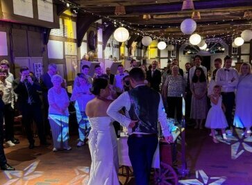 dj-herford-hochzeit-brautpaar-tanzflaeche.jpg Hochzeits-DJ in Herford mit Brautpaar auf der Tanzfläche