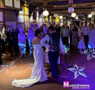 dj-herford-hochzeit-brautpaar-tanzflaeche.jpg Hochzeits-DJ in Herford mit Brautpaar auf der Tanzfläche