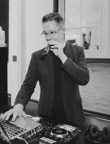 DJ Stefan Masur DJ Stefan Masur bei der Arbeit als DJ und Moderator