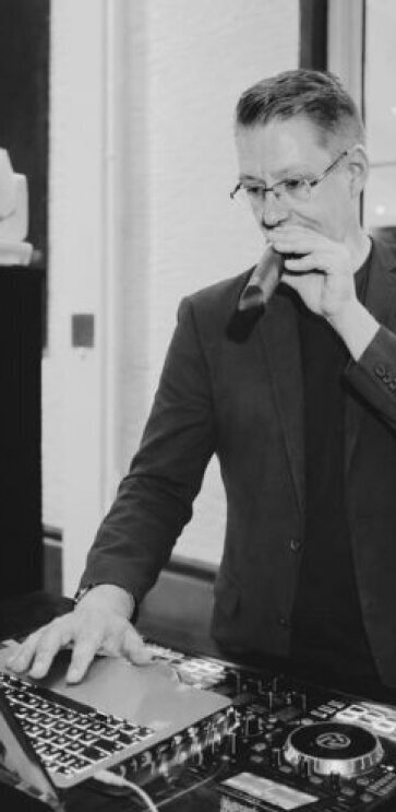 DJ Stefan Masur DJ Stefan Masur bei der Arbeit als DJ und Moderator