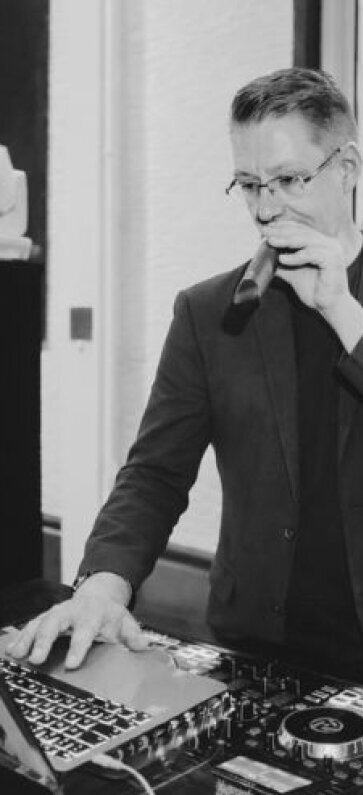 DJ Stefan Masur DJ Stefan Masur bei der Arbeit als DJ und Moderator