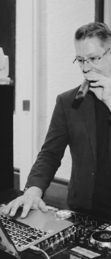 DJ Stefan Masur DJ Stefan Masur bei der Arbeit als DJ und Moderator