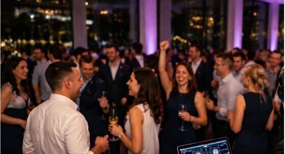 DJ für Firmenfeiern und Betriebsfeiern in OWL DJ für Firmenfeiern in OWL – stilvolle Eventbegleitung mit passender Musik, professionellem Ablauf und angenehmer Atmosphäre für Betriebsfeiern und Business-Events.