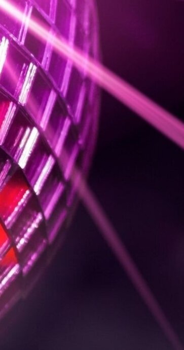 DJ sorgt mit Spiegelkugel für perfekte Partystimmung Glänzende Spiegelkugel auf einer Party, aufgelegt vom DJ Bielefeld für unvergessliche Partystimmung in Bielefeld und Umgebung