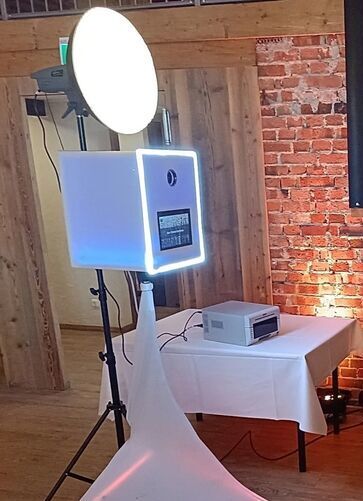 Unsere mobile Fotobox für Hochzeiten (beschnitten) Unsere mobile Fotobox für Hochzeiten – Individuelle Hintergründe & unvergessliche Erinnerungen für Gäste