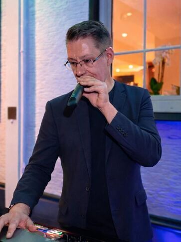 DJ Stefan Masur – Professioneller DJ im Einsatz auf Ihrer Veranstaltung DJ Stefan Masur legt live auf und sorgt als erfahrener DJ für Stimmung auf der Veranstaltung