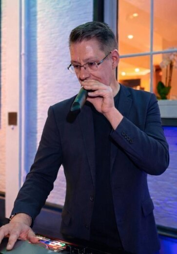 DJ Herford Stefan Masur – Professioneller DJ beim Auflegen und Moderieren auf einer Party Persönliches Bild von DJ Herford Stefan Masur, wie er aktiv Musik auflegt und die Party professionell moderiert
