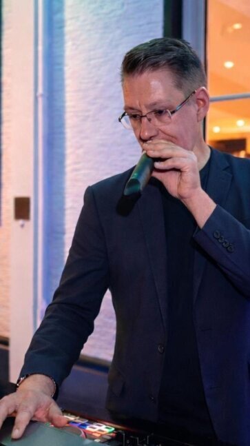 DJ Stefan Masur – Professioneller DJ im Einsatz auf Ihrer Veranstaltung DJ Stefan Masur legt live auf und sorgt als erfahrener DJ für Stimmung auf der Veranstaltung