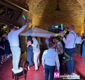 DJ Herford begleitet stimmungsvollen Schleiertanz auf der Hochzeit (beschnitten) Hochzeits-DJ Herford begleitet einen stimmungsvollen Schleiertanz auf einer Hochzeit und sorgt für emotionale Stimmung auf der Tanzfläche